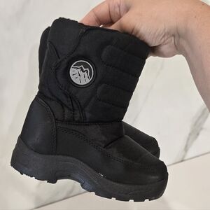 World Famous Sports Black Winter Boots Kids Unisex Size 8